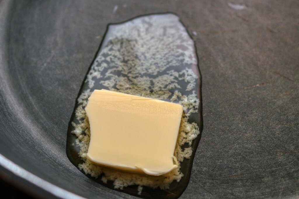 gas stove grill pan with thick grease buildup before cleaning