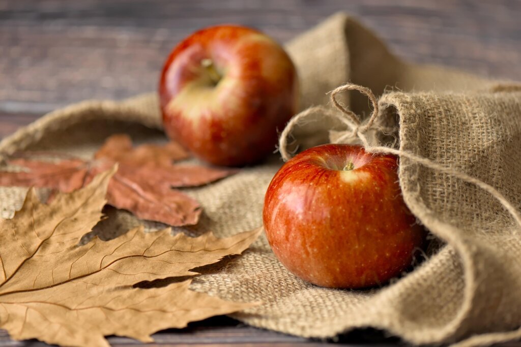 apple stored separately in sealed bag in refrigerator