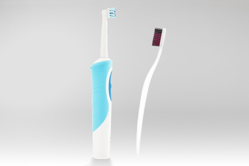 comparison of bottle brush and toothbrush for thermos cleaning